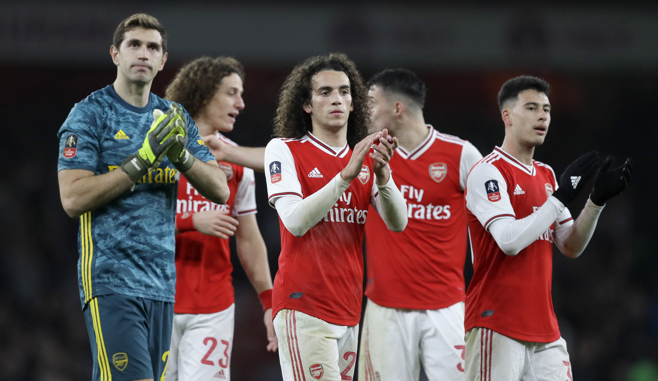 马卡：因负面争议，博阿滕在巴萨进行教练课程时遭球迷批评（马卡：博阿滕在巴萨上教练课期间因负面风波遭球迷指责）