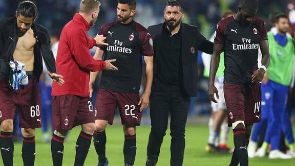 每体：阿根廷队在西班牙集训，球迷热情高涨只为一睹梅西风采（每体：阿根廷队西班牙备训，球迷蜂拥而至只为目睹梅西）