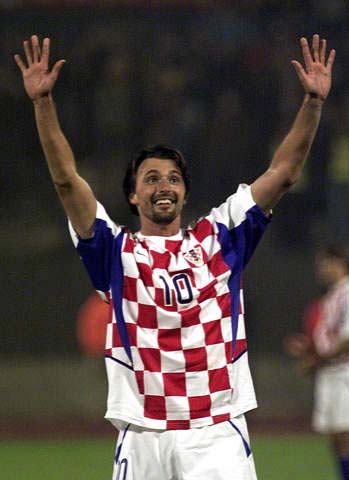 足协杯官方发布决赛纪念产品：纪念徽章38元，围巾58元（足协杯官宣推出决赛纪念品：徽章38元，围巾58元）