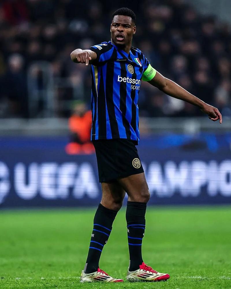 你给多少分？法鹰旧将特拉普和妻子高难度动作秀恩爱（打几分？前法鹰旧将特拉普与妻子上演高难度花式秀恩爱）