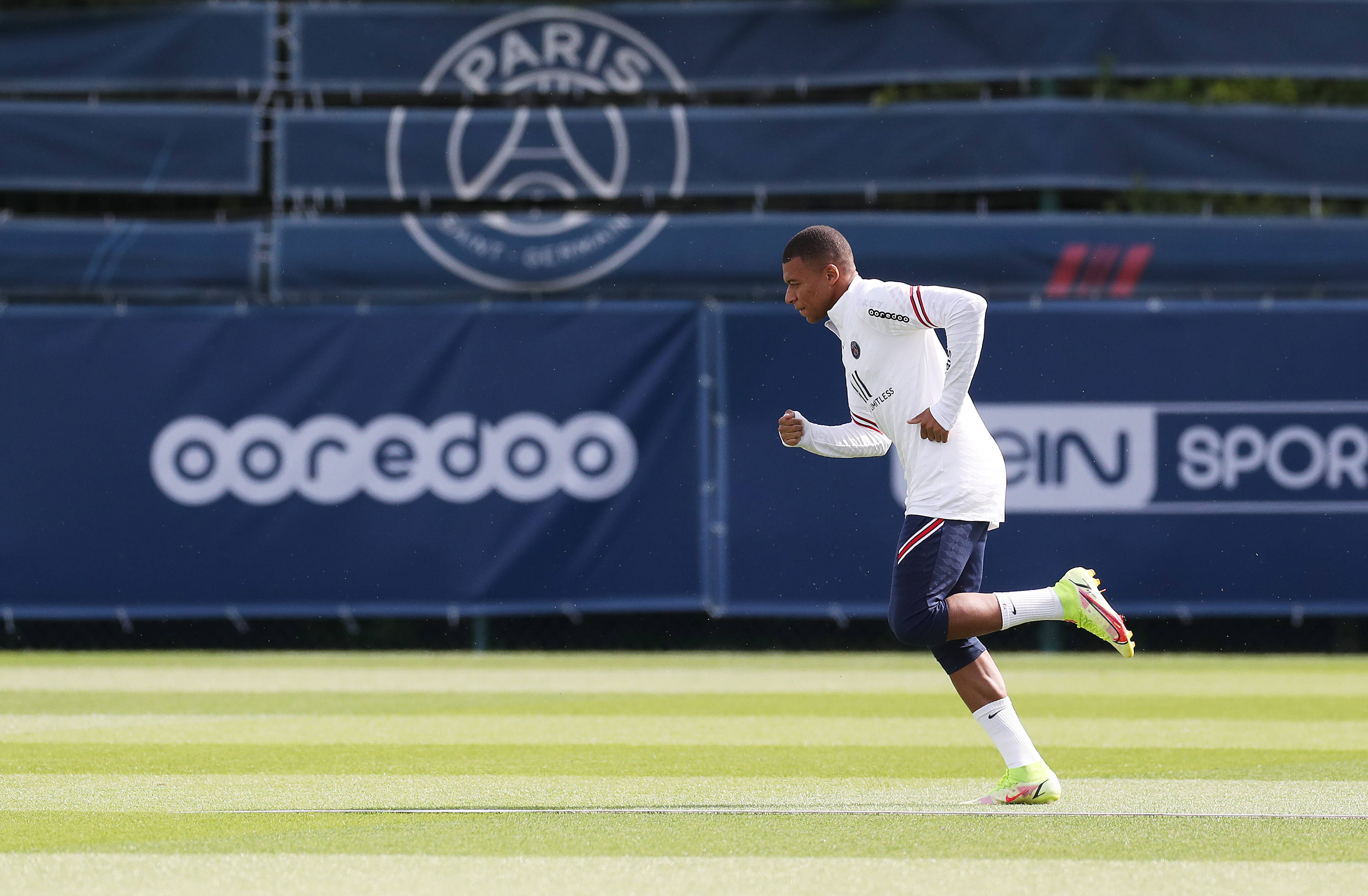 欧冠之夜法国海外球员表现：萨利巴尝试后腰，乌帕决定性（欧冠之夜法国留洋球员速览：萨利巴客串后腰，乌帕关键一击）