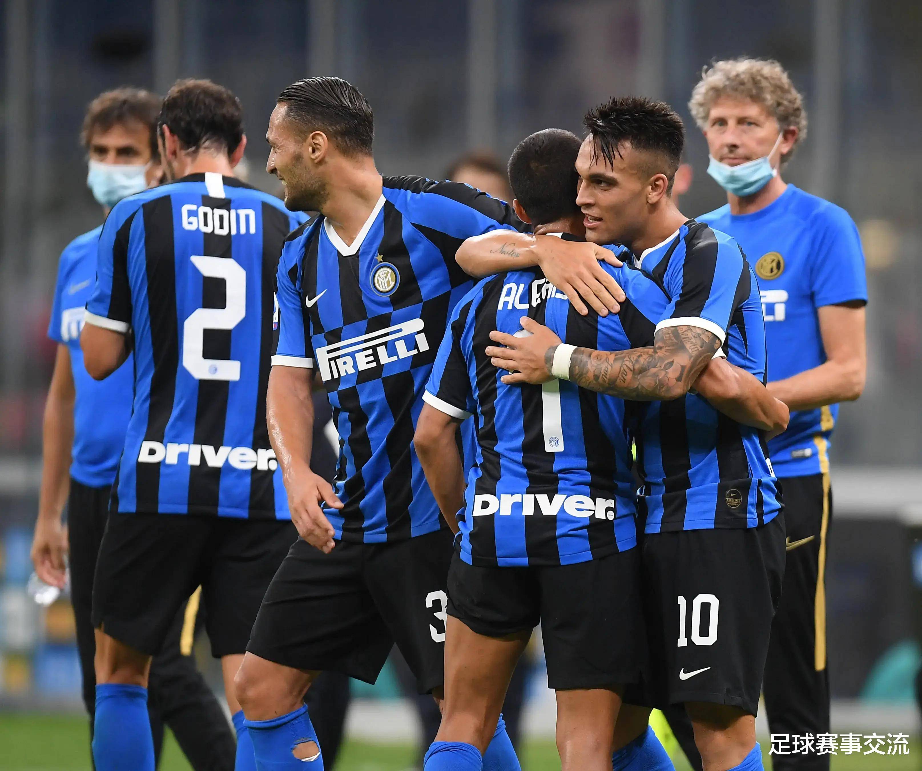 赛季首发阵容曝光 球迷热议（新赛季首发名单出炉 引发球迷热议）