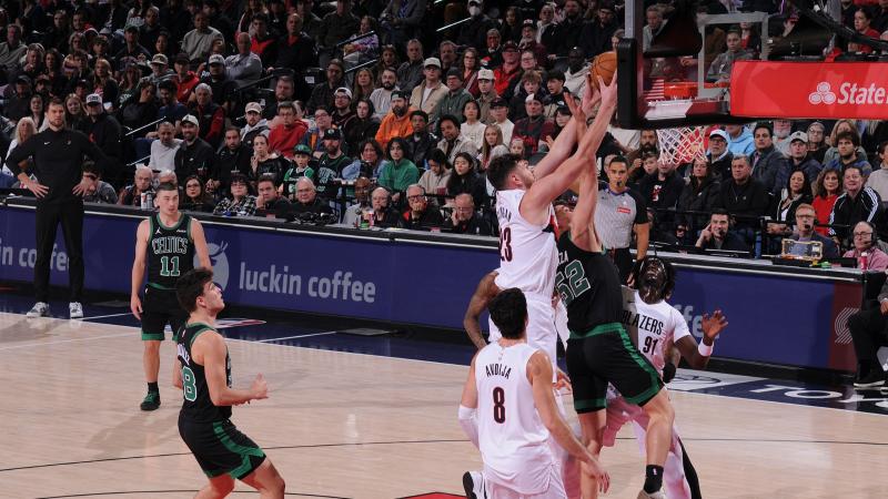 德天空：那不勒斯想签弗赖堡中场曼赞比顶替受伤的德布劳内（德媒：那不勒斯有意引进弗赖堡中场曼赞比，以填补德布劳内伤缺）